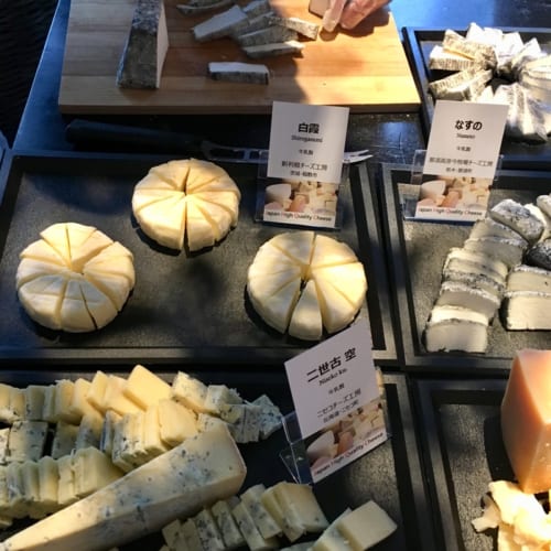 チーズプロフェッショナル協会の協賛で供された日本産チーズ。