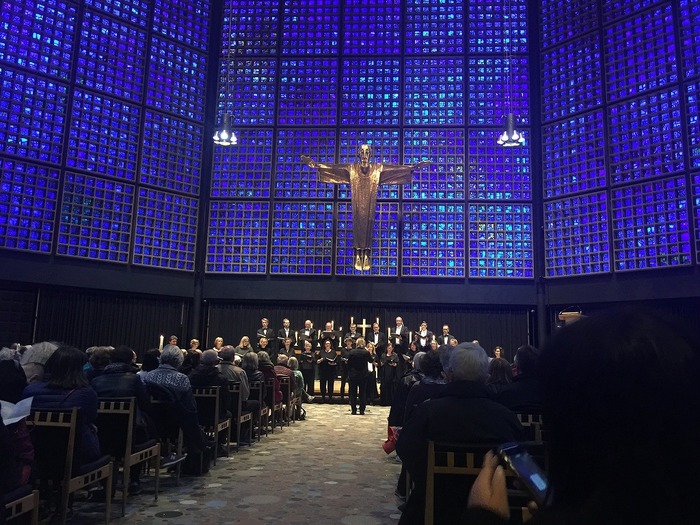 青の色と光の洪水の中で聴く音楽｜ステンドグラス作家ガブリエル