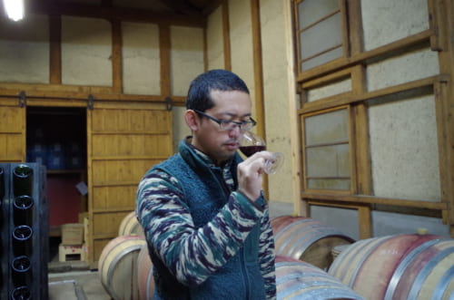 酒井ワイナリーのワインは決して高価ではないが、「他国の3000円代のワインと比較して、よりいいと思ってもらわなければいけない。危機感がある」と話す。