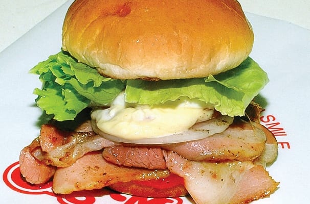 ベーコンエッグバーガー発祥店として知られている「BigMan」のハンバーガー。佐世保で40余年愛されているバーガーショップ。