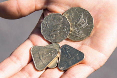 クック諸島のコインは３種類。２クックドルコインは世界で唯一という三角形で、お土産にも喜ばれる。