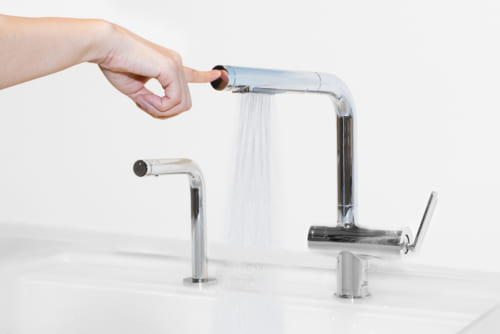 水の出し止めがワンタッチなので、食材の脂などで手が汚れているときでも、水が出せる。