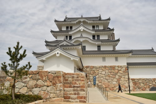 2019年3月に再建された尼崎城。建てられた場所は、以前の西三の丸の位置に当たる