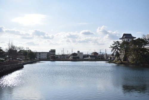 「日本三大水城」に数えられる今治城。海水を利用した水堀は、藤堂高虎ならではだ