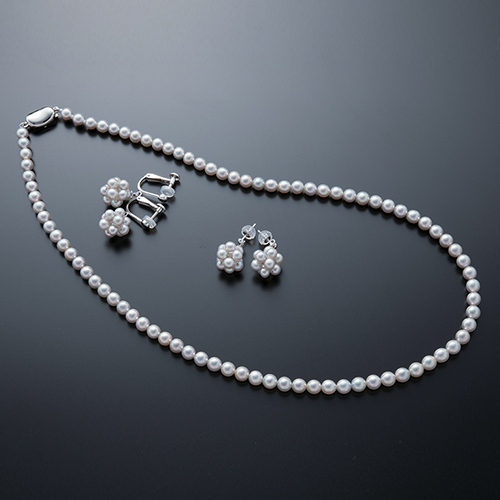 シルバーパールのアクセサリー｜厳選された真珠だけが放つ、銀色の清楚 