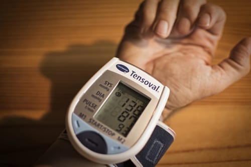 降圧剤に頼らず血圧を適正値に保つ秘訣とは？｜『やっぱり高血圧はほっとくのが一番』