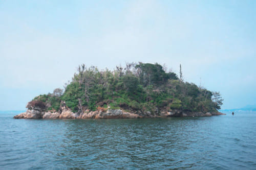 巨人伝説「ダイダラボッチ」ゆかりの島。弁当の中から放り出した小石でできたのが、この礫島だという。