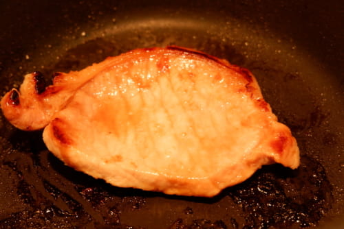 油を熱したフライパンに豚肉を入れ、両面焼き火を通す。漬けだれは取っておく