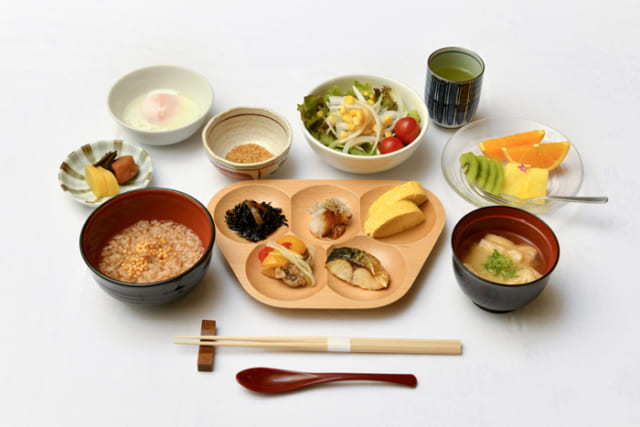 神田川さん監修の朝食は、15～20種類の和食が並ぶバイキング。奈良名物の茶粥をはじめ、滋味深い大和野菜を使った惣菜を手作り。彩り豊かな品々を堪能できる。
