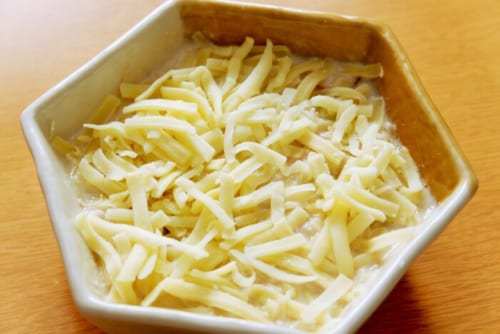 とろけるチーズをのせ、オーブントースターでチーズが溶けるまで焼く