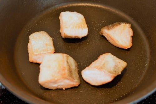 鮭は一口大に切り、小麦粉をまぶす。フライパンに油を熱し、鮭を中火で両面焼いていく