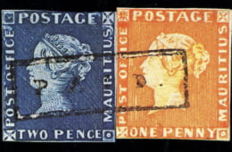 （左）青色の２ペンス切手、（右）赤色の１ペニー切手。青と赤の2枚が展示されているのは世界でもブルーペニー博物館のみ。