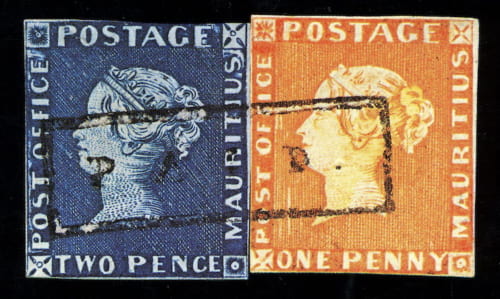 （左）青色の２ペンス切手、（右）赤色の１ペニー切手。青と赤の2枚が展示されているのは世界でもブルーペニー博物館のみ。