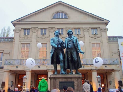 ゲーテとシラーの像が立つ国民劇場はワイマール憲法が採択された場所。