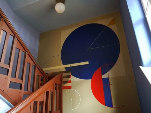 バウハウスデザインの基本にある３つの形と３原色を用いたヘルベルト・バイヤーの壁画。