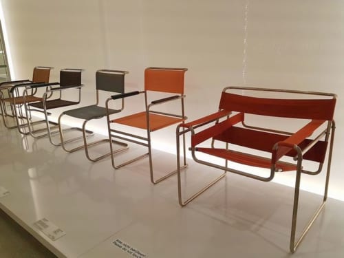 世界初のスチールパイプ椅子を生み出したブロイヤーの名作がずらり。