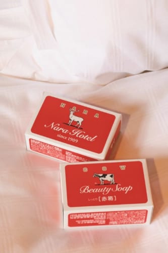 創業年を同じくする牛乳石鹼との記念石鹼。赤箱の表裏に牛と鹿が描かれる。宿泊客と限定メニューの食事客に配布。