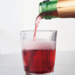鮮やかな赤色。酵母由来のきめ細やかな泡が長く続く。ワイン用グラスを必ずしも用意する必要はない。家にあるコップなどでも気軽に楽しめる