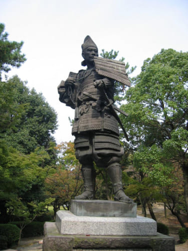 西国出陣を前にわずかな供回りだけで上洛した信長。清州公園（愛知県清須市）に立つ信長像。