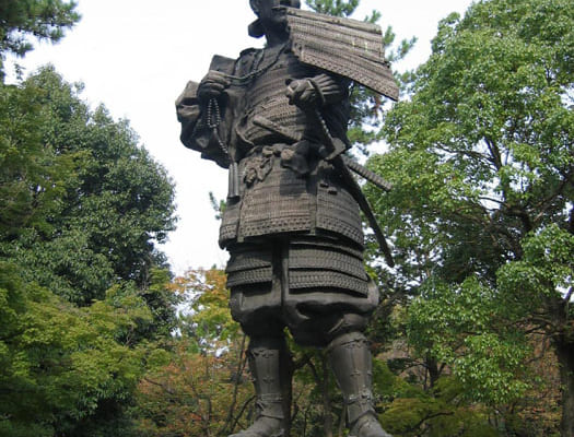 西国出陣を前にわずかな供回りだけで上洛した信長。清州公園（愛知県清須市）に立つ信長像。