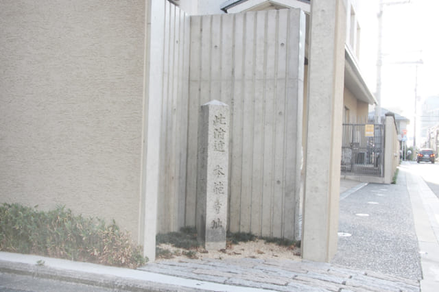 旧本能寺跡（京都市）。今は石碑が立つのみ。