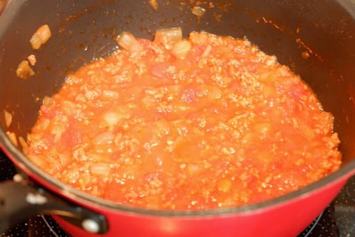 トマト缶を加え、水分がなくなるまでやや中火で煮詰める