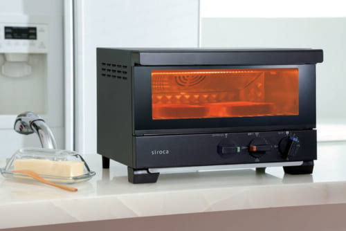 ピザを焼く石窯のように高温で一気に加熱。コンベクション機能を内蔵した高温トースター。惣菜の温め直しも得意。タイマー15分。庫内温度100～280度。２枚焼き。消費電力1400Ｗ。幅350×高さ229×奥行き286㎜（本体）、幅310×高さ80×奥行き201mm（庫内、焼き網とヒーター間）、約3.8kg。9980円。電話：0570・001・469