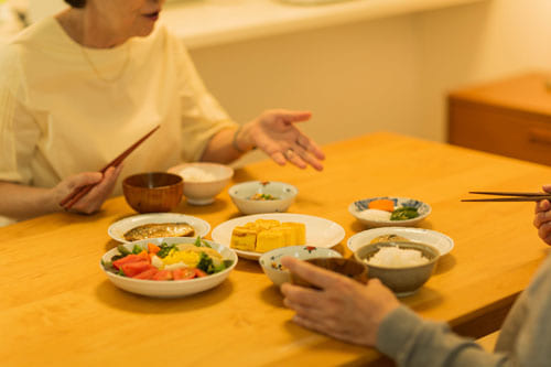 60代以上の二人暮らしのシニア夫婦、毎日夕食を一緒に食べる夫婦は70%超