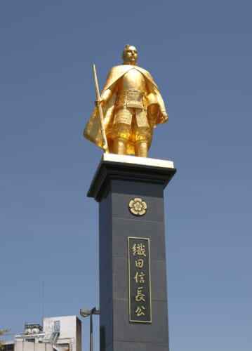 ＪＲ岐阜駅前にある金の信長像。令和に入ってリニューアルされている。