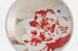 直径9cmの磁器の豆皿。園芸品種の江戸椿の中でも名品の『太神楽』の絵柄。華麗さの中に堂々たる風格を具えている。