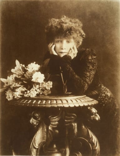 C.W.ダウニー《街着姿のサラ・ベルナール》1902年　個人蔵