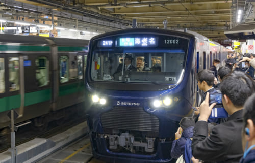 開業初日の新宿駅