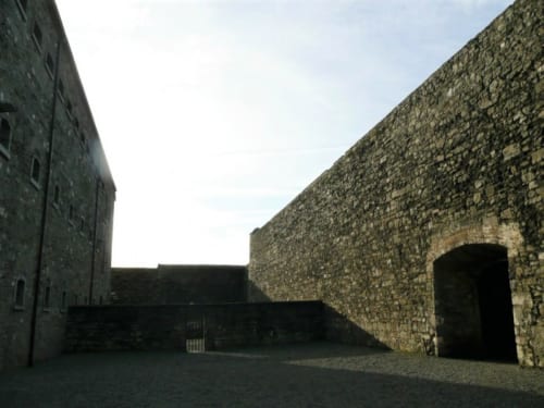 刑務所の外塀。この壁の向こうには一般人の自由な生活が広がっていた。