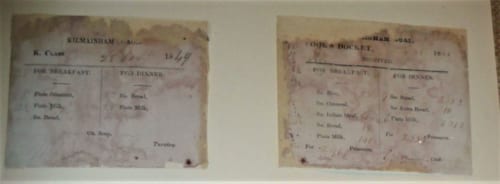囚人の食券。囚人の階級により食事内容や配分量が異なっていた。 1849年の日付けがあり、パンや牛乳の配給量が記されている。