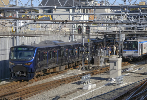 西谷駅の新宿行き12000系電車