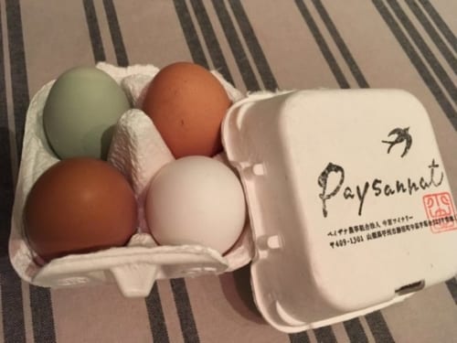 小山田さんの飼う鶏が生んだ卵。鮮度が高く、栄養価に満ちている。