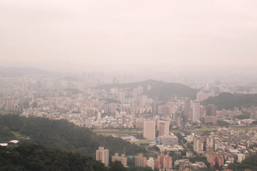 ゴンドラから台北市内が見渡せる。晴天なら視界が開ける