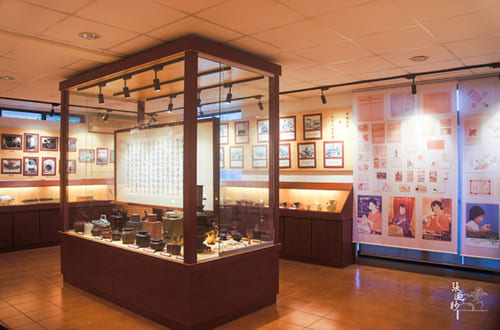 ２階には貴重な茶器や資料が展示されている　写真提供：張迺妙茶師記念館