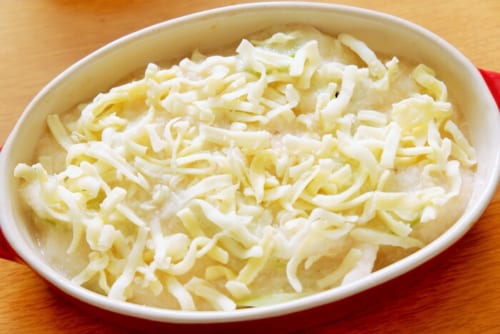 長芋は皮をむき、すりおろす。めんつゆと混ぜ合わせ、耐熱皿に流し入れる。その上にチーズをのせ、オーブントースターでもちが柔らかくなるまで焼く