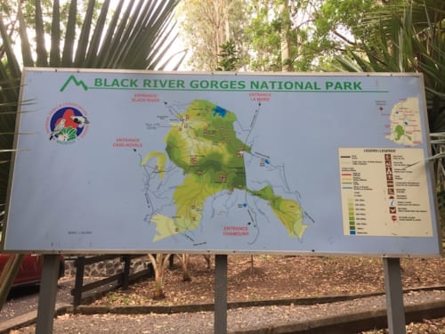 ハイキングコースや野鳥観察スポットを示す公園内の地図