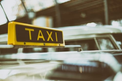 タクシー乗車時、運転手と会話する人80.5%