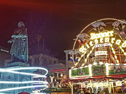 ボンのシンボル、ベートーベンに見守られるクリスマス市。