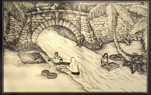 水遊びをする子供たちや洗濯をする女などかつてハガニア川が流れていた時代、チャモロ民族が河川と密接に結びついた生活を営んでいたのが分かる想像図。画像引用：サン・アントニオ橋の案内板画像を改変して作成