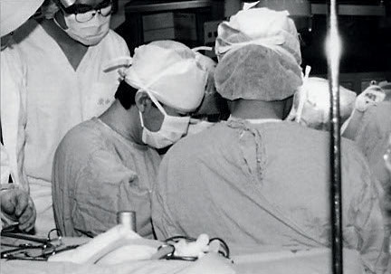 東大附属病院第一外科で、外科医として食道がんの手術に腕をふるっていた頃の小堀さん（左からふたり目）。「僕は、この当時、ひたすら手術だけをやっていましたね」