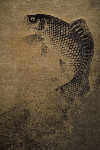 アメリカ・ボストン美術館蔵の中国・元時代の水墨画を帯に写した『跳鯉』。背鰭は100年以上前の古箔や漆箔、その他は濃淡さまざまな墨染めの糸で風合いを表現している。