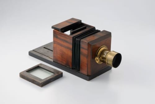 《アメリカン・ダゲレオタイプカメラ（ルイス・タイプ）》　1850年代初期　ガラス、鉄、真鍮、木　　東京都写真美術館蔵