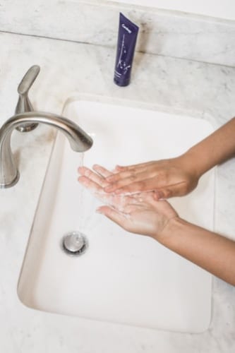 石けんと流水による手洗い