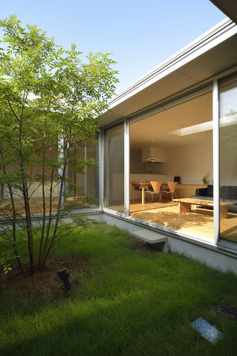 大開口窓は開放感が得られると同時に、季節ごとの光と風を取り込むことができる。芝生は建物周辺の温度を下げることが期待でき、庭木は夏の日差しを和らげる効果がある。