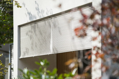 窓の外側で日差しや熱をカットし、室温の上昇を抑える効果がある簾。なかでも、アルミ製は意匠性と耐久性に優れる。