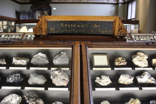 歴史を感じさせる、鉱石展示室